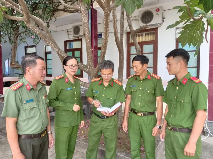 Thượng tá Nguyễn An Thành, Trưởng Công an xã Tuy An Bắc trao đổi nhiệm vụ với một số CBCS trước cuộc tuần tra.
