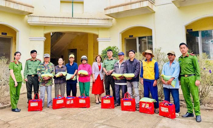 Công an xã Tuy An Bắc trao tặng quà cho người dân địa phương.