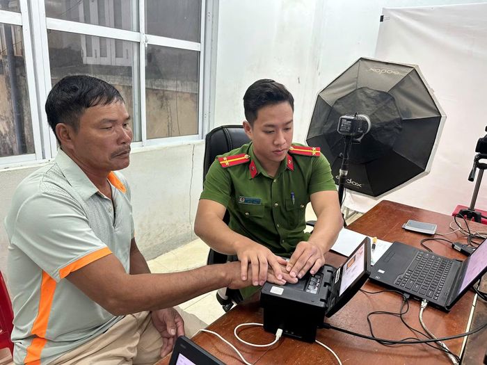 Cán bộ Công an xã Tuy An Bắc định danh điện tử cho người dân.