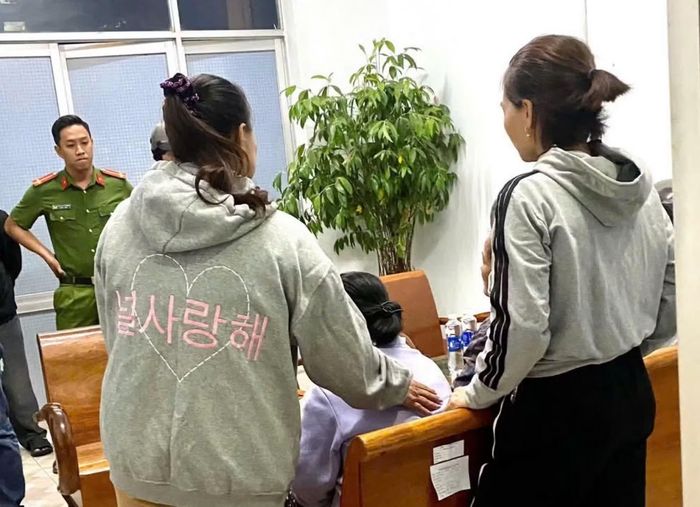 Một phụ nữ (ngồi giữa) tìm lối thoát tiêu cực bằng cách leo lên lan can cầu để nhảy xuống sông tự tử nhưng đã được cán bộ Công an xã Tuy An cản trở kịp thời.