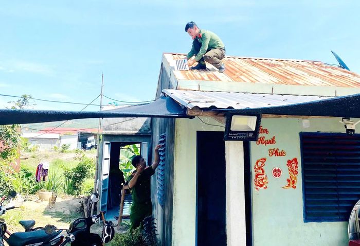 CBCS Công an xã Tuy An Bắc trao tặng quà và lắp đặt đèn năng lượng mặt trời hỗ trợ nữ sinh Đỗ Quốc Xuân Tuyền trong mô hình an sinh "Con nuôi Công an xã".