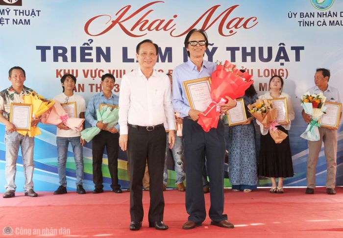 Ban Tổ chức công bố và trao giải cho các tác giả có tác phẩm tiêu biểu.