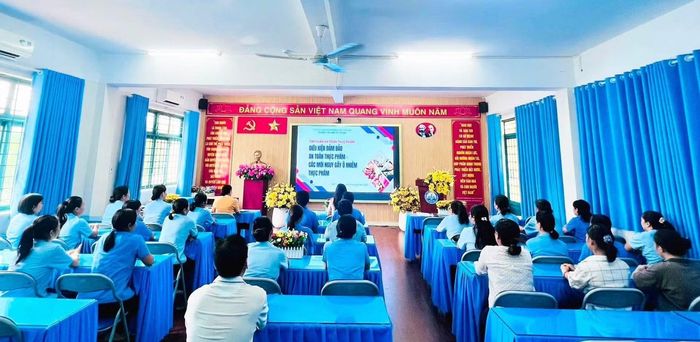 Việc tuyên truyền và giáo dục pháp luật về an toàn thực phẩm cần được đẩy mạnh.
