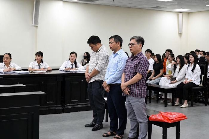 Ba bị cáo tại phiên tòa.