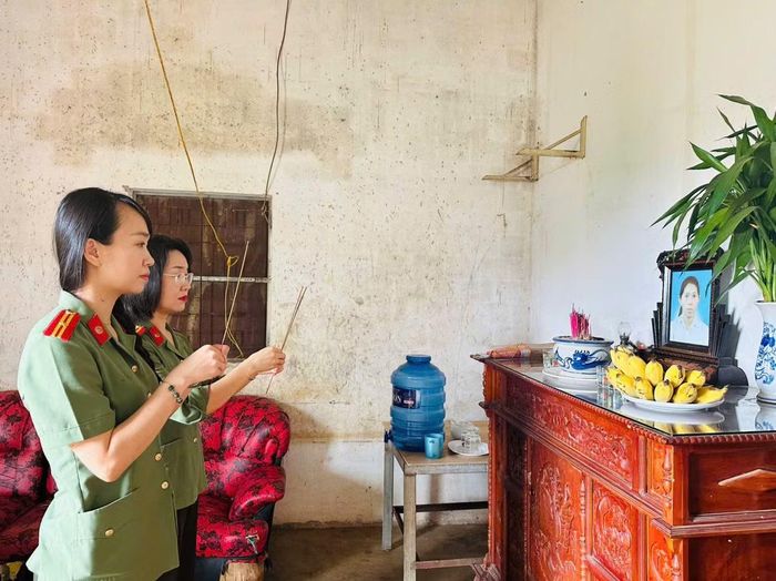 Hội Phụ nữ Phòng Công tác chính trị Công an tỉnh thắp nhang tưởng nhớ người mẹ không may mất sớm của hai em.