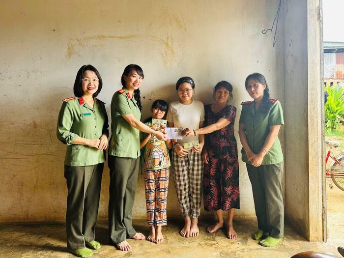 Thanh Hiền và Thảo Quyên luôn vui vẻ, mong đợi những người mẹ Công an đến thăm hỏi, động viên.
