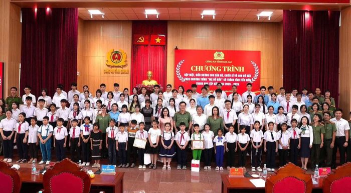 Công an tỉnh Gia Lai tổ chức chương trình gặp mặt, biểu dương các con đỡ đầu có thành tích tiêu biểu năm học 2025–2026.