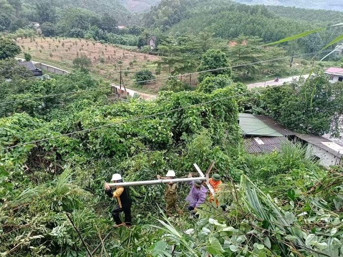 Lực lượng Điện lực khẩn trương vận chuyển vật tư, thiết bị vào hiện trường để khắc phục lưới điện bị ảnh hưởng do bão số 4.