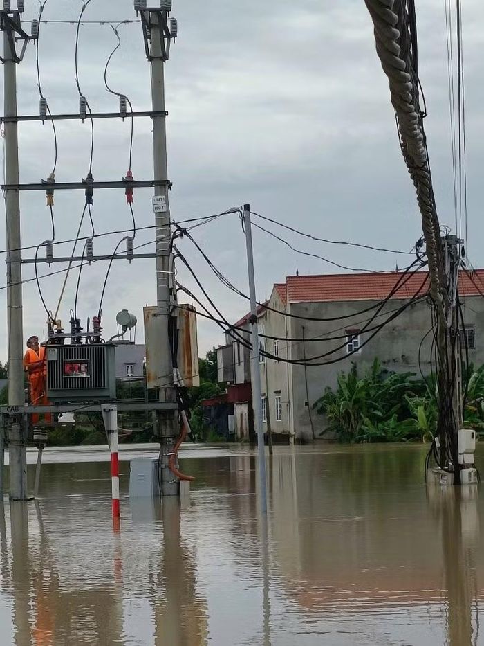 Nhân viên Điện lực Yên Thế (Công ty Điện lực Bắc Ninh) kiểm tra lưới điện tại khu vực ngập lụt, bảo đảm an toàn trong quá trình ứng phó và khắc phục ảnh hưởng của bão số 4.