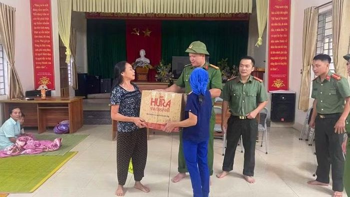 Công an xã Trung Hạ, tỉnh Thanh Hoá hỗ trợ nhu yếu phẩm cho hộ dân bị ảnh hưởng sạt lở đất, di chuyển nơi ở.