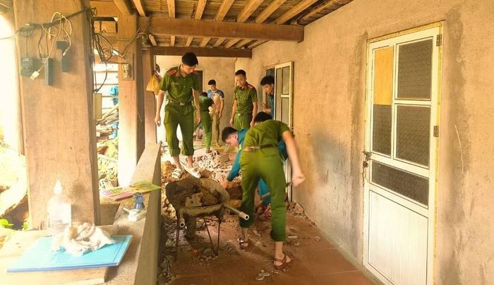 Công an các địa phương ở Thanh Hóa kịp thời hỗ trợ người dân bị ảnh hưởng sạt lở đất.