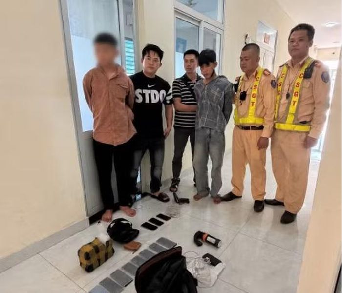 2 đối tượng (đứng đầu bên trái và thứ 3 từ phải qua) cùng nhiều tang vật là ĐTDĐ cùng các phương tiện dùng để trộm cắp và cướp giật tài sản.