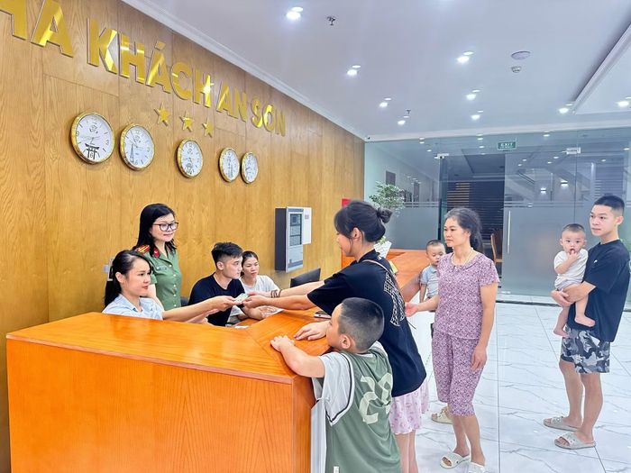 Hướng dẫn, hỗ trợ người dân đăng ký lưu trú tại Nhà khách An Sơn miễn phí.