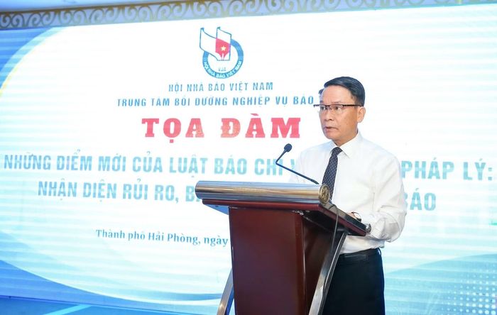 Phó Chủ tịch thường trực Hội Nhà báo Việt Nam Nguyễn Đức Lợi phát biểu tại tọa đàm.