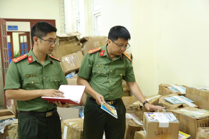 Cơ quan chức năng thu giữ tang vật vụ án.