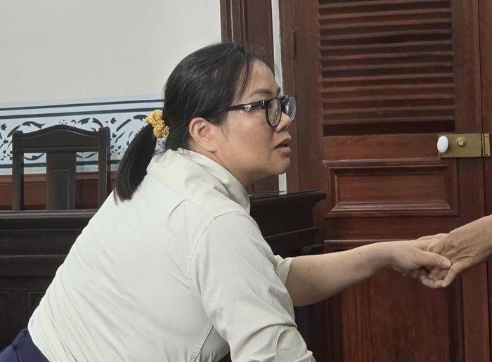 Bị cáo Nguyễn Thị Nga tranh thủ gặp gỡ người thân trong khi chờ HĐXX nghị án.