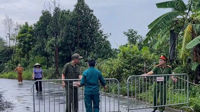 Chính quyền địa phương và Công an lập các điểm rào chắn, cảnh báo và phân luồng giao thông.