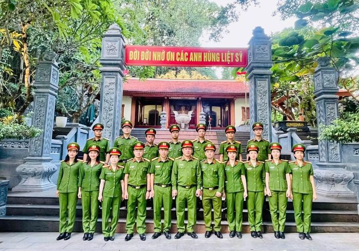 Phụ nữ Công an Trại tạm giam số 2 Công an tỉnh Quảng Trị tổ chức sinh hoạt chính trị và hoạt động về nguồn tại các địa chỉ đỏ.