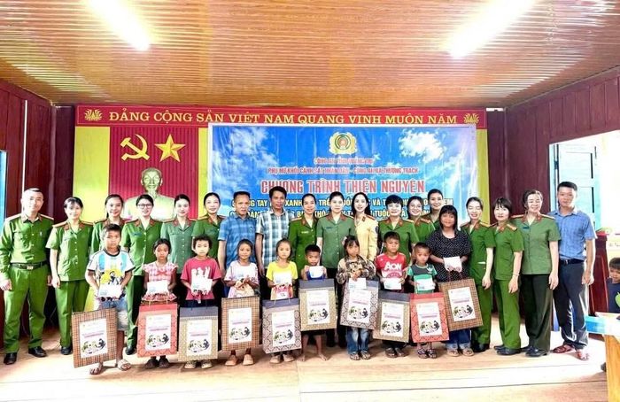 Nữ cán bộ, chiến sĩ Công an tỉnh Quảng Trị tổ chức về cơ sở trao quà, hỗ trợ cho các em học sinh ở xã Thượng Trạch trước thềm năm học mới.