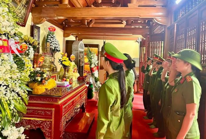 Nữ cán bộ, chiến sĩ Công an tỉnh Quảng Trị thắp hương tri ân các Anh hùng liệt sĩ ở Đền thờ liệt sĩ trên đường 20 Quyết thắng.
