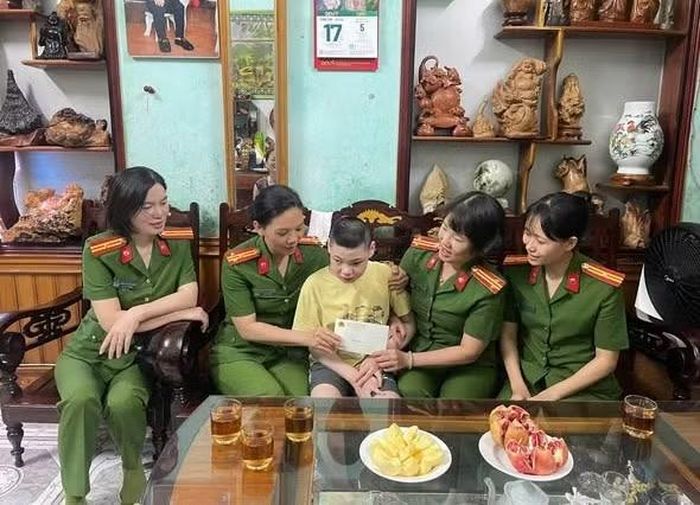 Hội Phụ nữ Phòng Cảnh sát Hình sự, Công an tỉnh Quảng Trị tổ chức thăm hỏi thân nhân cán bộ, chiến sĩ có hoàn cảnh khó khăn.