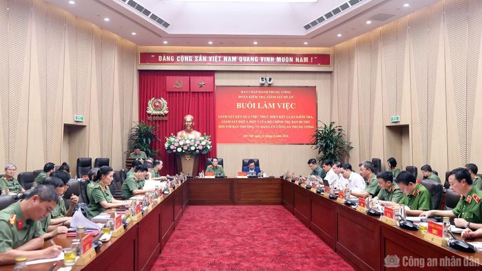 Quang cảnh buổi làm việc.