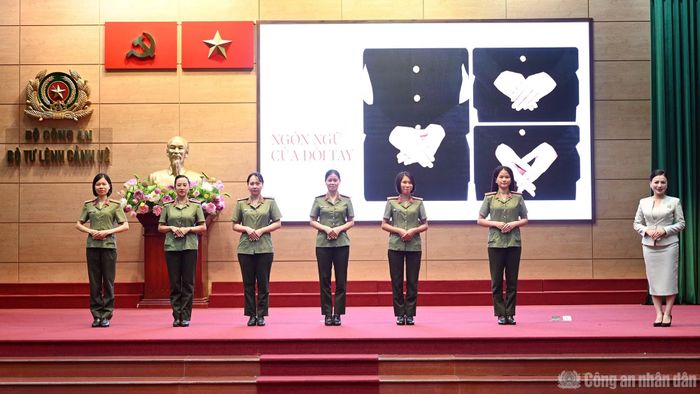 Bà Đặng Bảo Trâm giới thiệu các nội dung lý thuyết kết hợp thực hành về nghi thức ngoại giao.
