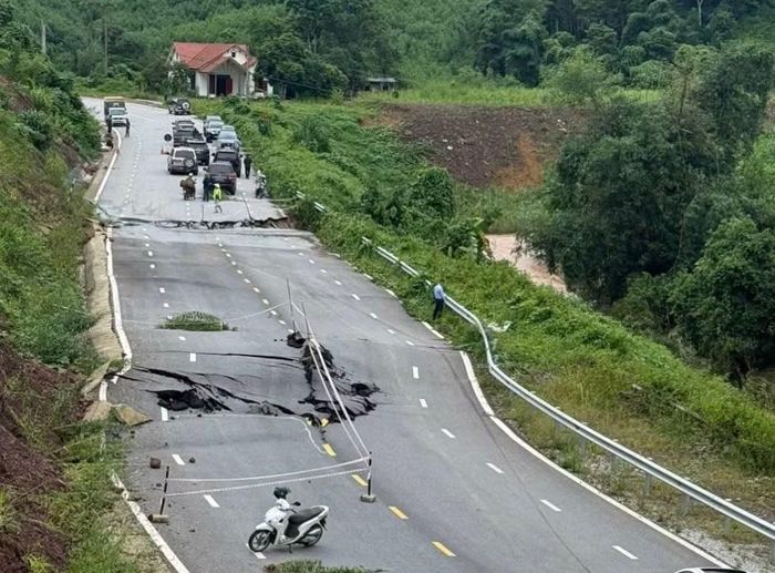 Tuyến đường bị sạt lở nghiêm trọng, giao thông bị chia cắt. (Ảnh do Cục đường bộ Việt Nam cung cấp)