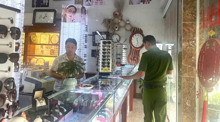 Công an xã Lập Thạch kiểm tra cơ sở kinh doanh đồng hồ của Nguyễn An Bình.