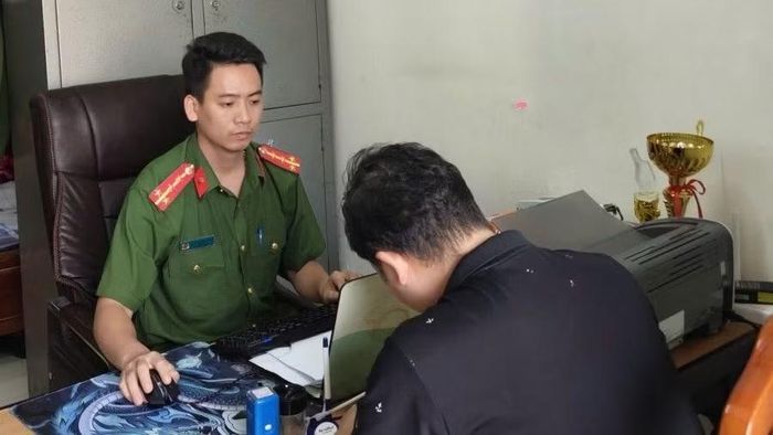 Công an xã Lập Thạch làm việc với Nguyễn An Bình.