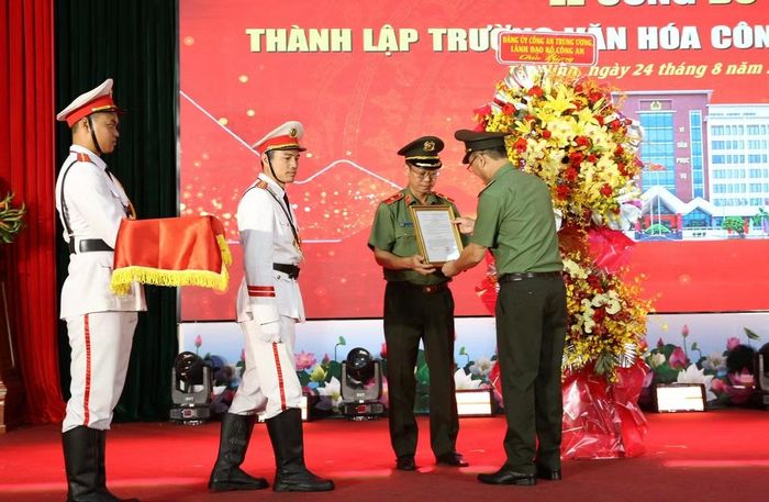 Thứ trưởng Phạm Thế Tùng trao quyết định của Bộ Công an về việc thành lập Trường Văn hóa Công an nhân dân IV ở Tây Ninh.