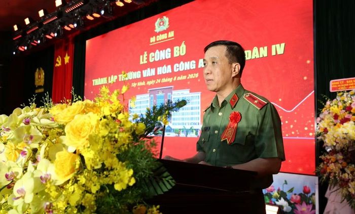 Thiếu tướng Nguyễn Tuấn Dương, Phó Cục trưởng Cục Tổ chức cán bộ, Bộ Công an công bố Quyết định của Bộ trưởng Bộ Công an về việc bổ sung Trường Văn hóa CAND IV vào tổ chức bộ máy của Công an tỉnh Tây Ninh.