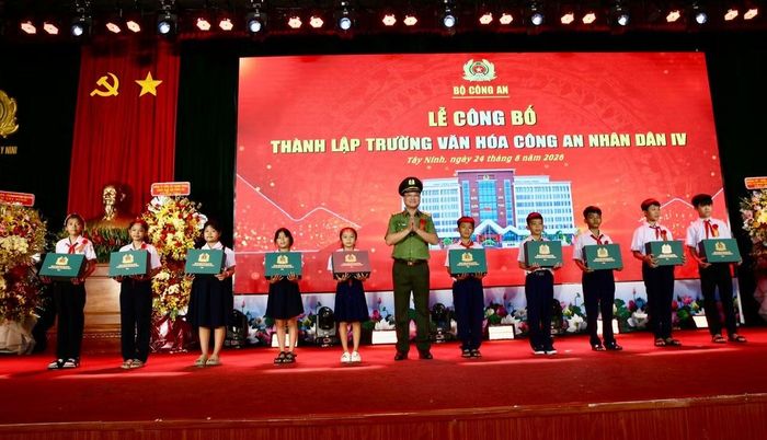 Trao tặng bằng khen của Bộ Công an, của UBND tỉnh cho tập thể và cá nhân có thành tích xuất sắc trong công tác thực hiện việc thành lập trường; đồng thời tặng quà cho các học sinh có hoàn cảnh khó khăn.