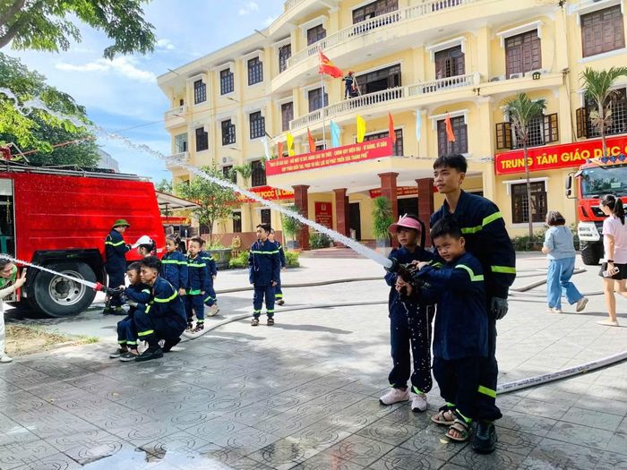 Trải nghiệm "Em làm lính cứu hỏa" của học sinh TP Huế.