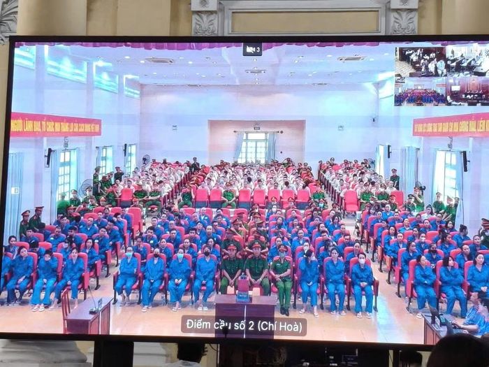 Các bị cáo tại phiên tòa, điểm cầu Trại giam Chí Hòa ngày 24/8.