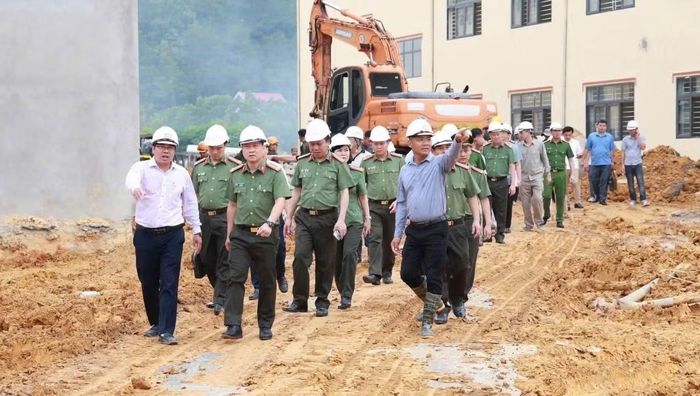 Đại tá Vũ Thanh Tùng, Giám đốc Công an tỉnh Lạng Sơn và lãnh đạo Công an tỉnh thường xuyên trực tiếp xuống công trình để kiểm tra, đôn đốc công tác thi công xây dựng trường học.