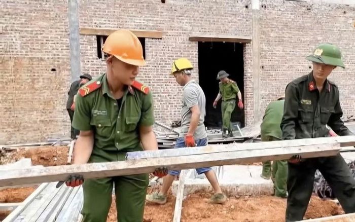 Đoàn viên thanh niên các đơn vị hăng hái vận chuyển nguyên vật liệu hỗ trợ đơn vị thi công để sớm hoàn thành trường học cho năm học mới.