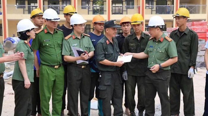 Đại tá Vũ Thanh Tùng động viên cán bộ, chiến sĩ các đơn vị thực hiện nhiệm vụ hỗ trợ công tác thi công xây trường.