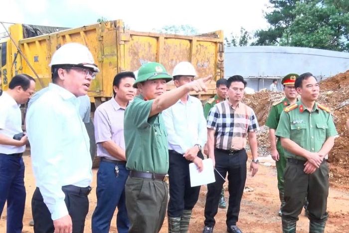 Đại tá Triệu Tuấn Hải, Phó Giám đốc Công an tỉnh trực tiếp kiểm tra, chỉ đạo công tác xây dựng Trường phổ thông liên cấp Mẫu Sơn.