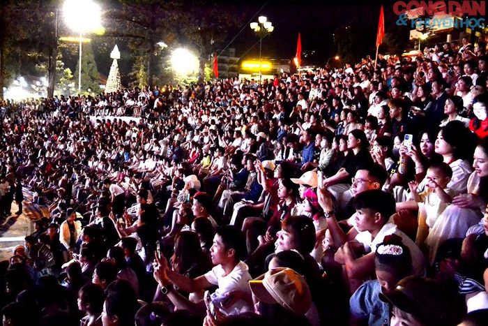 Du khách và người dân địa phương tham dự lễ hội.Ảnh: Quốc Hồng
