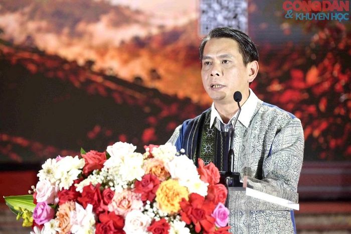 Phó Chủ tịch thường trực UBND phường Sa Pa Đặng Việt Dũng phát biểu Khai mạc Lễ hội mùa thu 2026. Ảnh: Quốc Hồng