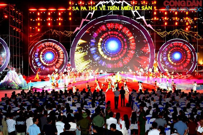 Rực rỡ vũ điệu mùa thu trên sóng lúa vàng Sa Pa. Ảnh: Quốc Hồng