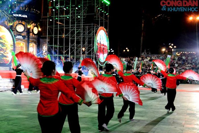 Nhịp múa quạt của đồng bào Giáy. Ảnh: Quốc Hồng
