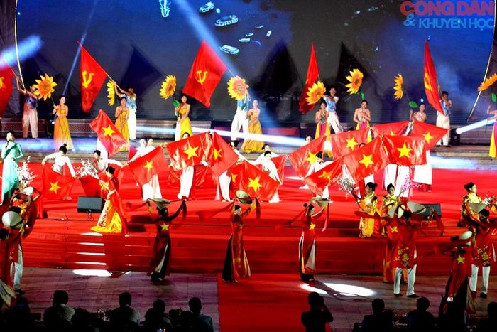 Hát về đất nước, quê hương mừng Quốc khánh 2-9. Ảnh: Quốc Hồng