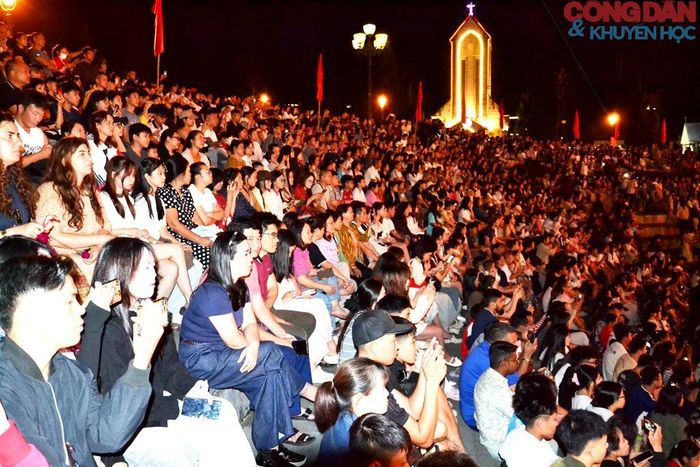 Hàng nghìn du khách tham dự lễ hội. Ảnh: Quốc Hồng