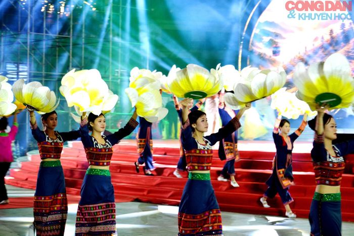 Điệu múa của người Xa Phó. Ảnh: Quốc Hồng