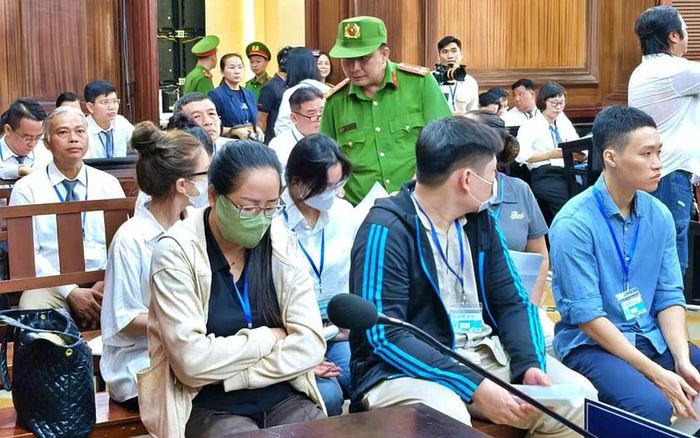 Các bị cáo tại phiên tòa, điểm cầu trụ sở Toà án nhân dân Thành phố Hồ Chí Minh.