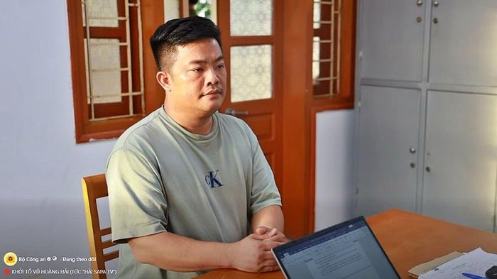 Vũ Hoàng Hải (Hải SaPa TV) tại cơ quan Công an. Ảnh: Bộ Công an
