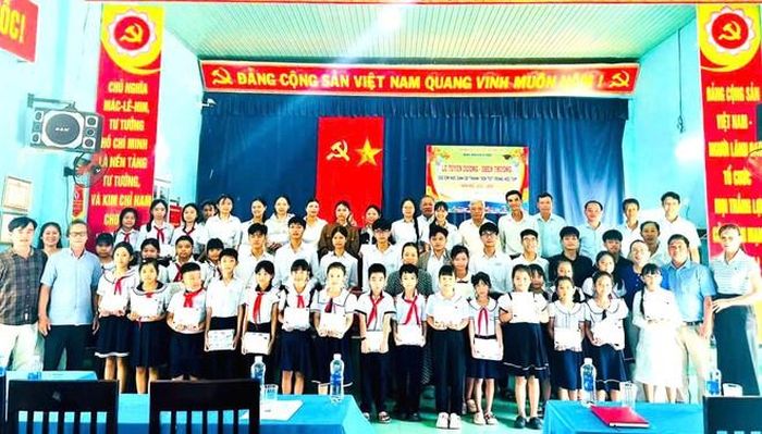Trao thưởng cho học sinh, sinh viên tại các dòng họ hiếu học của xã Điện Bàn Tây.