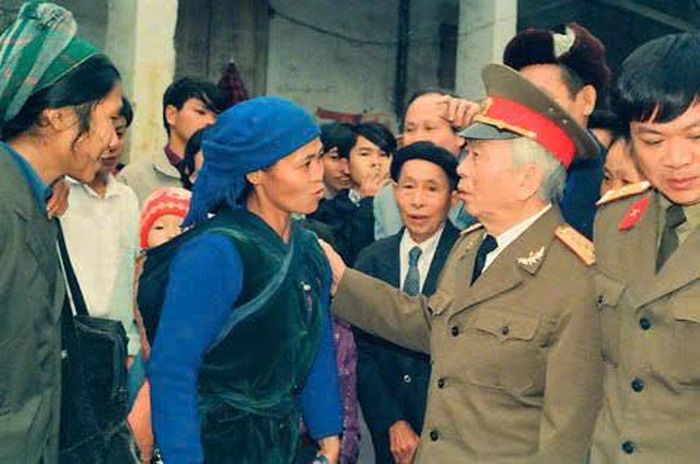 Đại tướng Võ Nguyên Giáp nói chuyện với Bà Dương Thị Hỷ (người địu cháu nhỏ) và bà con xã Tam KIm năm 1994.